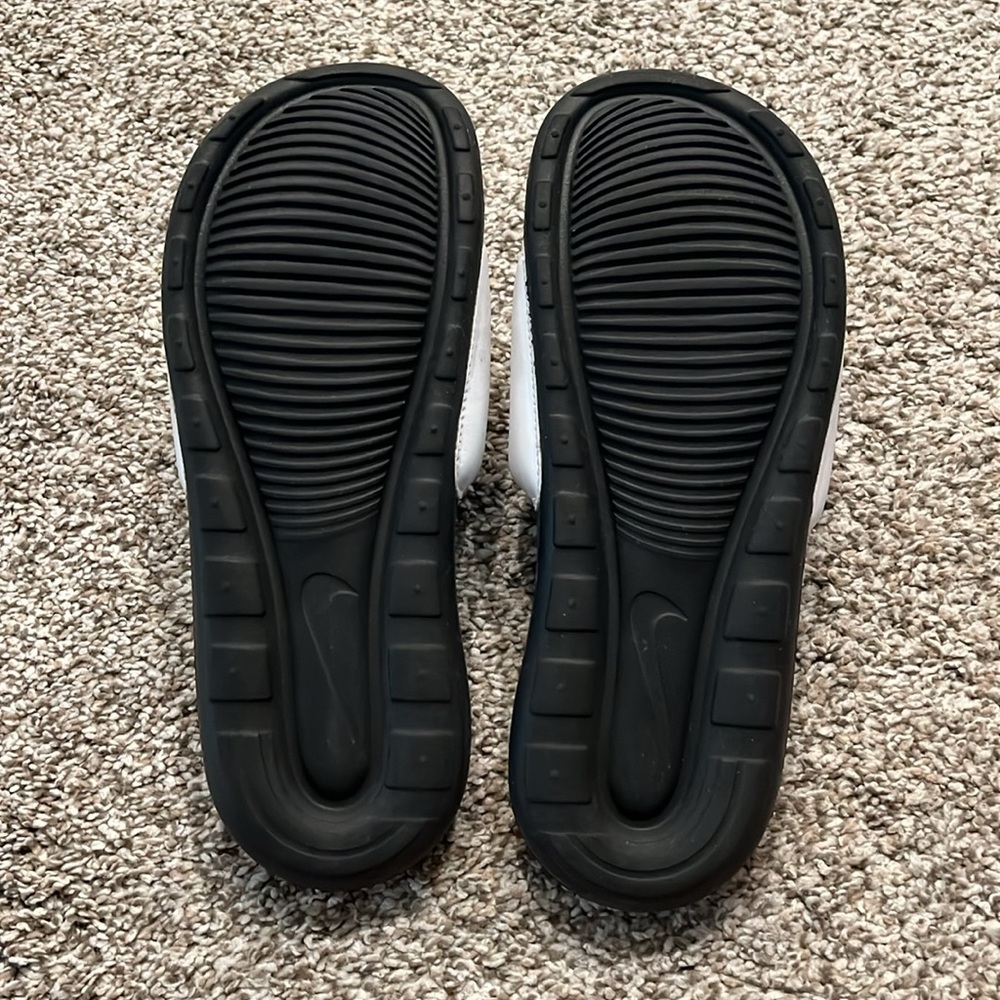EUC Nike Black & White Slides - Picture 4 of 5